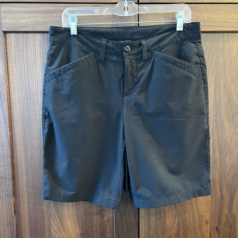 Eddie Bauer Women’s Black Stretch Shorts size 10 with 9 inch inseam.